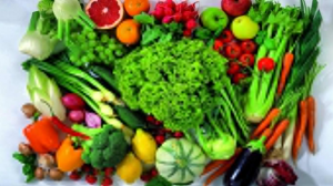 Mengonsumsi aneka buah-buahan dan sayuran hijau