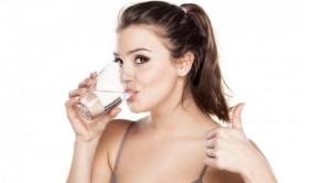 Coba untuk memperbanyak minum air putih