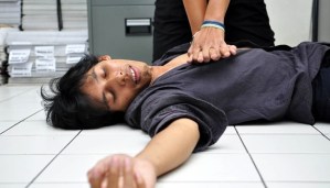 Bagaimana Cara Menolong Penderita Serangan Jantung Mendadak